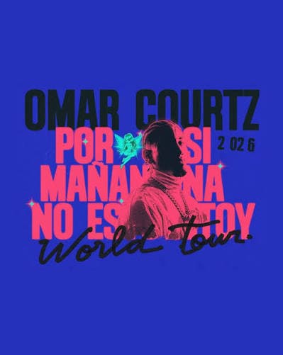 Portada del álbum Por si mañana no estoy de Omar Courtz: tipografía rosa sobre fondo azul eléctrico.